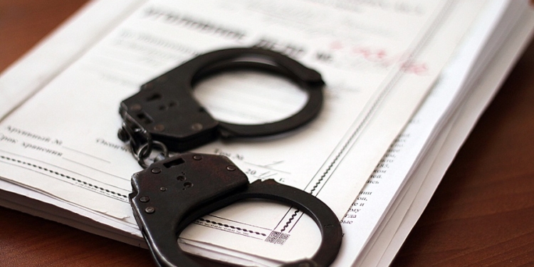 До 10 лет лишения свободы грозит участковому, который подбросил “траву” жителю Николаевской области