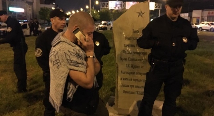 В Одессе демонтировали памятный камень маршалу Жукову, установленный накануне