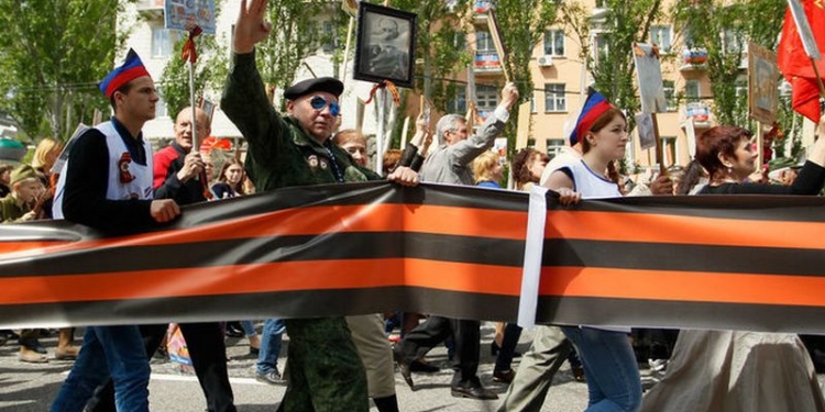 Порошенко пообещал подписать закон о запрете георгиевской ленты в Украине