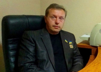 В Николаеве херсонские радикалы обсыпали мукой депутата Березанского райсовета: “Чтобы задумался”