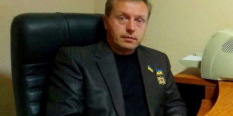 В Николаеве херсонские радикалы обсыпали мукой депутата Березанского райсовета: “Чтобы задумался”