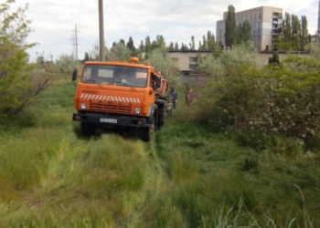 Николаевводоканал начинает откачивать нечистоты из вонючего “озера” в Корабельном районе