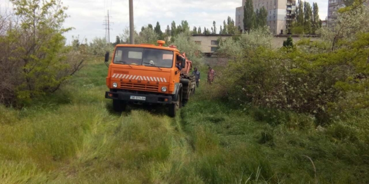 Николаевводоканал начинает откачивать нечистоты из вонючего “озера” в Корабельном районе