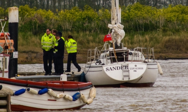 Яхта с украинцами села на мель у берегов Британии. 7 человек задержали за нарушение миграционного закона