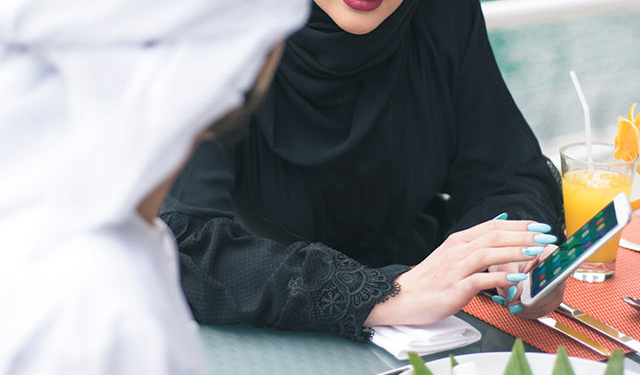 Иорданец развелся с женой, потому что остался голодным из-за ее зависимости от соцсетей