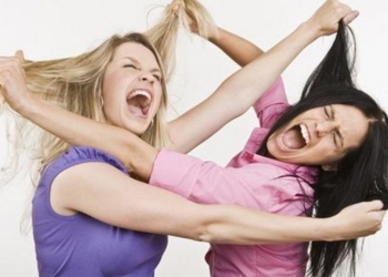 В Николаеве две пьяные подруги избили женщину в продуктовом магазине