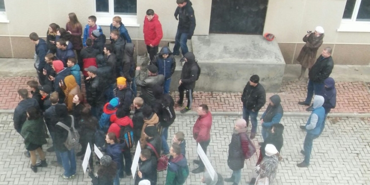 В РФ на студентах отрабатывали технику разгона демонстрантов. Очень правдоподобно, особенно листовки