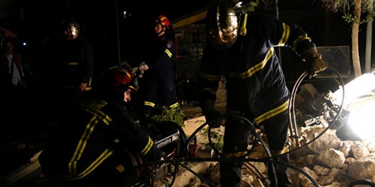 В Греции поезд сошел с рельсов и врезался в жилой дом, есть погибшие