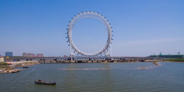 Футуристическое колесо обозрения прямо на мосту построили в Китае