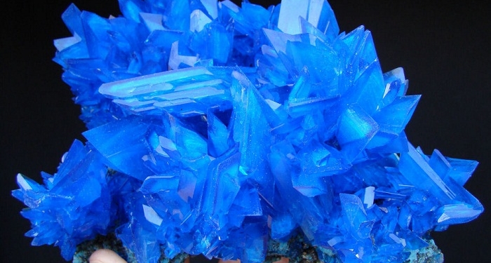 Пять школьников попали в больницу из-за того, что облизали кристаллы медного купороса