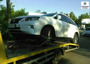 Николаевец, убегая от патрульных, бросил свой Lexus на железнодорожном переезде