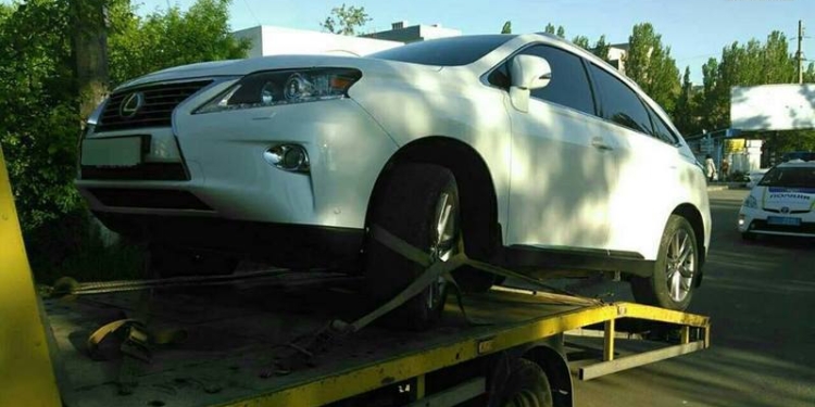 Николаевец, убегая от патрульных, бросил свой Lexus на железнодорожном переезде