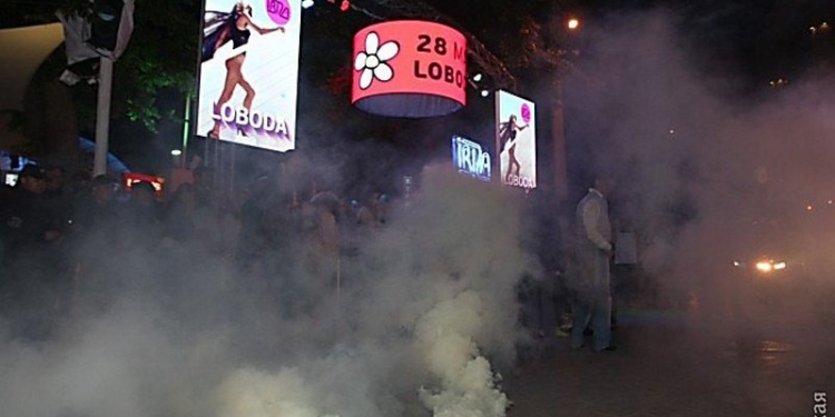 Слезоточивый газ, дым и взрывы: в Одессе представители радикальных организаций сорвали концерт Лободы