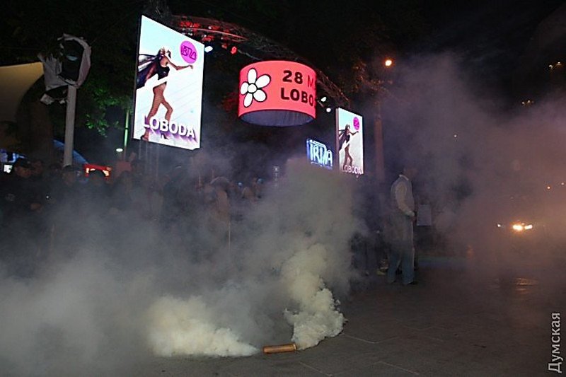 Слезоточивый газ, дым и взрывы: в Одессе представители радикальных организаций сорвали концерт Лободы 3