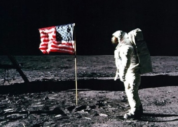 На Sotheby’s выставят щепотку лунной пыли в старом мешке