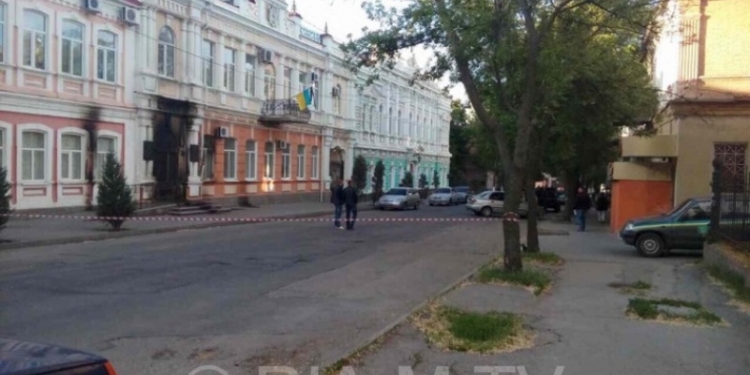 Мэрию Мелитополя забросали “коктейлями Молотова”