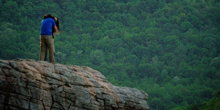 Фотограф, нанятый для съемки предложения, случайно запечатлел не ту пару