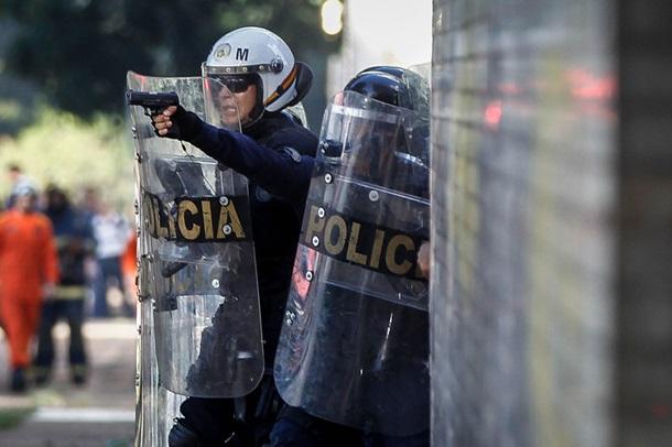 В столицу Бразилии ввели войска, чтобы остановить бунтующих демонстрантов, есть пострадавшие 1