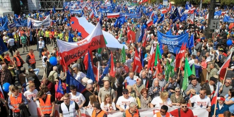 В Варшаве десятки тысяч человек принимают участие в антиправительственном марше