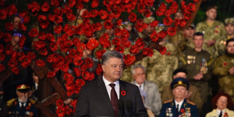 Порошенко: “Бессмертный полк” – пример утонченной спекуляции на чувствах людей