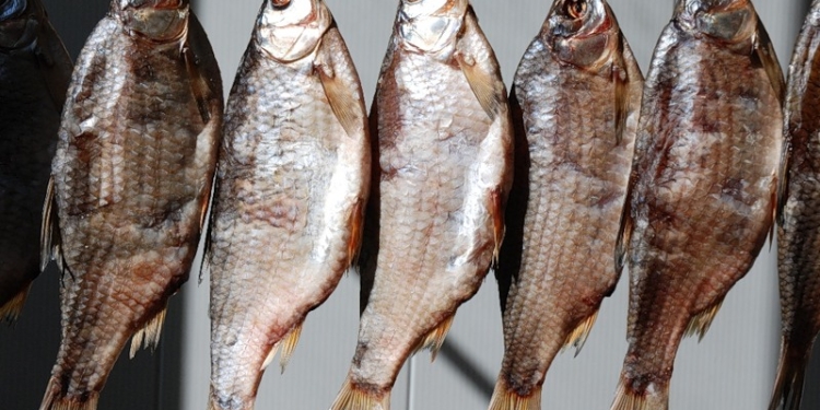 В Киеве временно запретили продавать вяленую рыбу промышленного производства из-за отравлений
