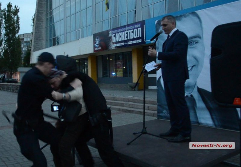 В Николаеве в мэра Сенкевича пытался бросить ботинок бывший его агитатор 1