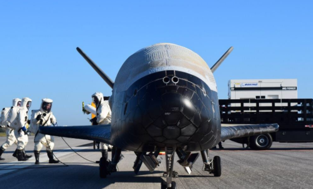 Секретный самолет-разведчик США вернулся на Землю после 700 дней полета на орбите