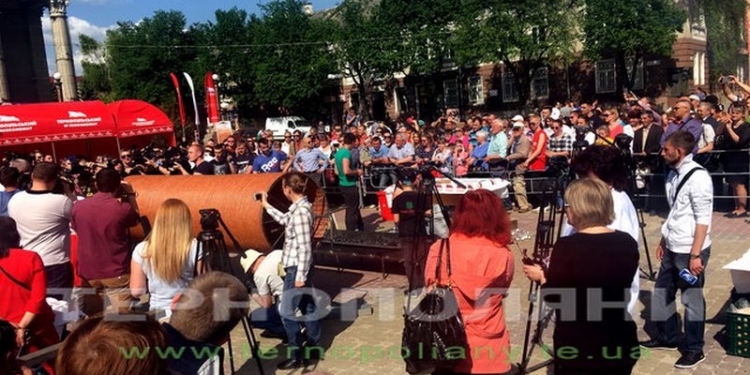 547 м: рекордную колбасу приготовили сегодня в Тернополе