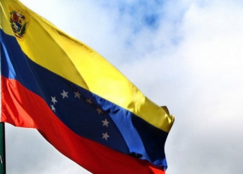 Горячая Венесуэла: протестующие повалили и подожгли памятник бывшему президенту страны Уго Чавесу