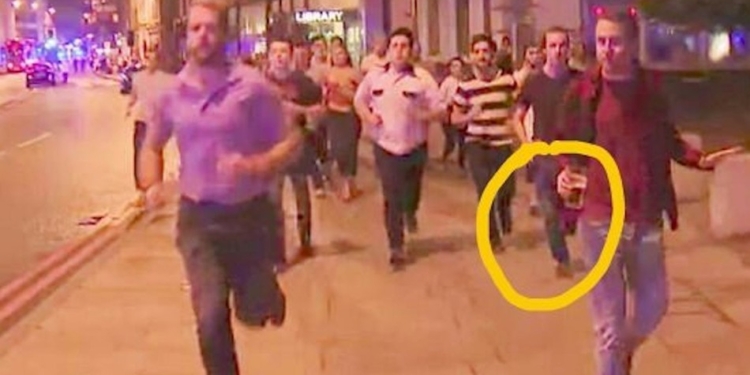 Лондонца, который бежал с места теракта со стаканом пива в руке, назвали символом храбрости Британии