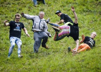 Забава для смельчаков: в Британии прошла традиционная сырная гонка