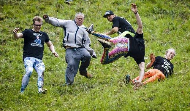 Забава для смельчаков: в Британии прошла традиционная сырная гонка