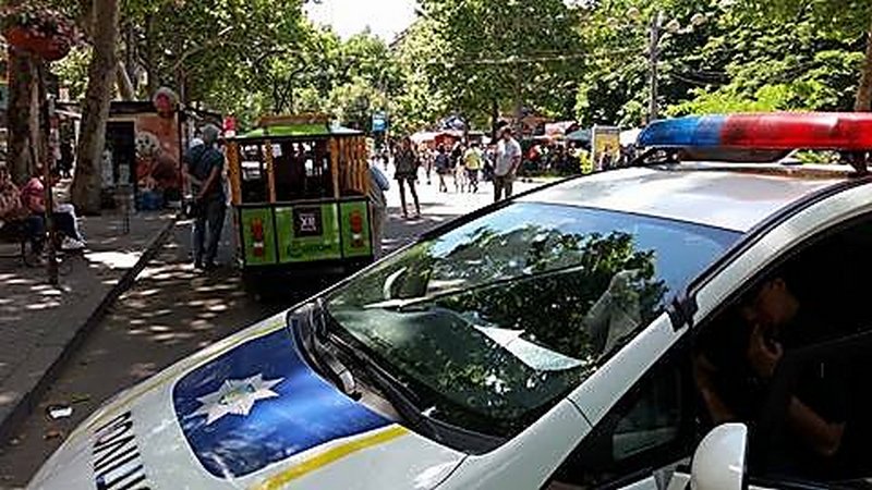 Николаевские полицейские на улице Соборной изъяли детский электротрамвай и девять машинок 6