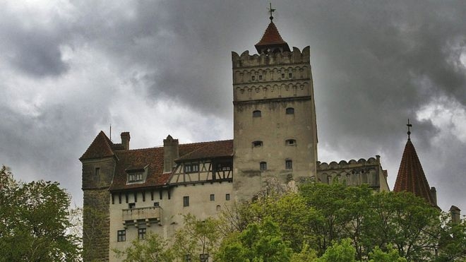 Туристам в замке Дракулы угрожают… медведи