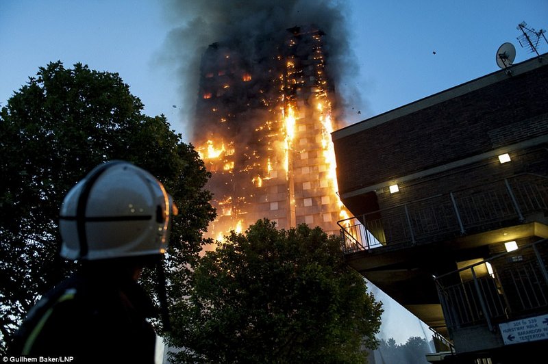 Количество погибших и пропавших без вести при пожаре в многоэтажке Grenfell Tower в Лондоне составляет не менее 79 человек 1