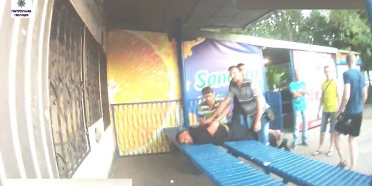 В Николаеве 42-летний пьяный мужчина бросался с ножом на людей – его задержали прохожие и сдали в полицию