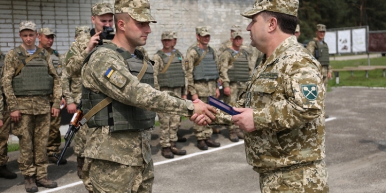 Министр обороны наградил николаевских десантников