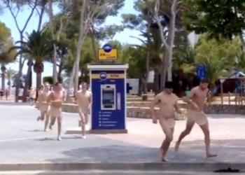 Группа британцев, пробежавших голыми по испанскому курорту в Магалуфе, оштрафована
