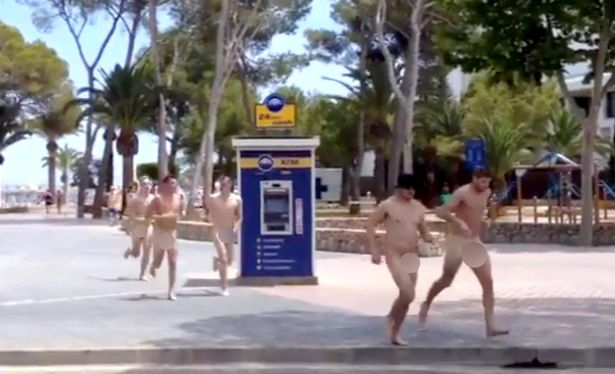 Группа британцев, пробежавших голыми по испанскому курорту в Магалуфе, оштрафована 1