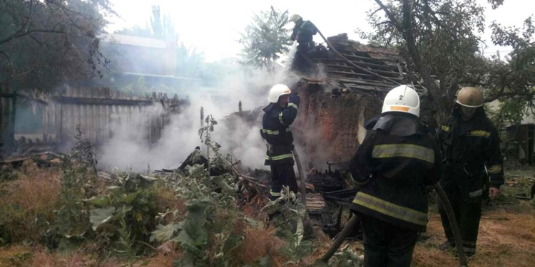 В Николаеве спасатели тушили пожар в неэксплуатируемом здании