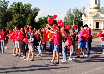 Во Всемирный День донора в Николаеве сдавали кровь и запускали в небо красные воздушные шарики