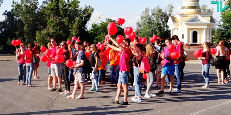 Во Всемирный День донора в Николаеве сдавали кровь и запускали в небо красные воздушные шарики