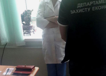 В Николаеве полиция и прокуратура «взяла» на взятке $200 одного из врачей, который участвовал в «схеме»