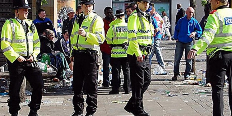 В Англии автомобиль въехал в толпу мусульман, отмечающих Ураза-байрам