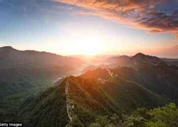 Как отремонтировать Великую китайскую стену? Рабочие каждый день рискуют жизнью