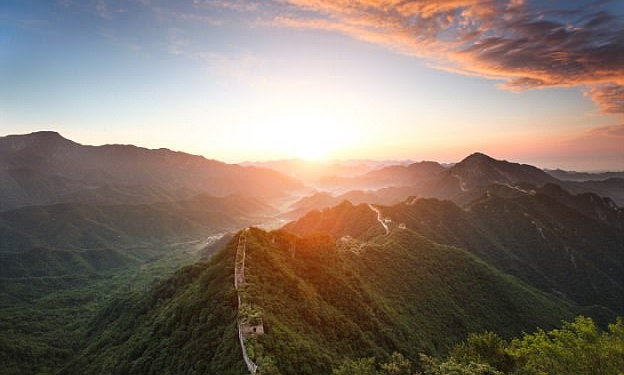 Как отремонтировать Великую китайскую стену? Рабочие каждый день рискуют жизнью