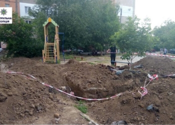 Прямо возле детской площадки: в Ингульском районе Николаева откопали взрывоопасный предмет