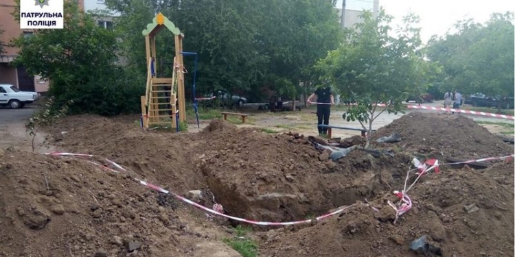 Прямо возле детской площадки: в Ингульском районе Николаева откопали взрывоопасный предмет