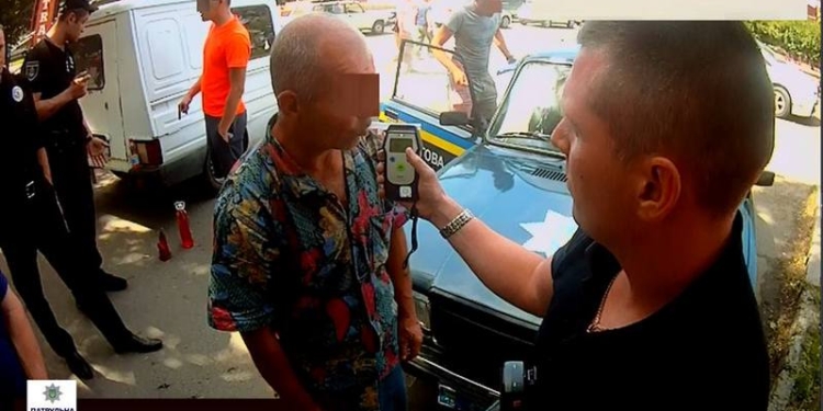 В Николаеве мужчина, выпив литр водки, угнал автомобиль и совершил ДТП