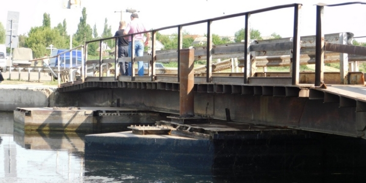 Справились за 10 дней: николаевские дорожники починили мост в Пересадовке